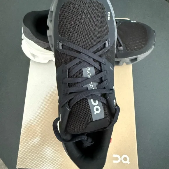 New!! On Running Cloudflyer 4 Black and White Shoes - Picture 5 of 9